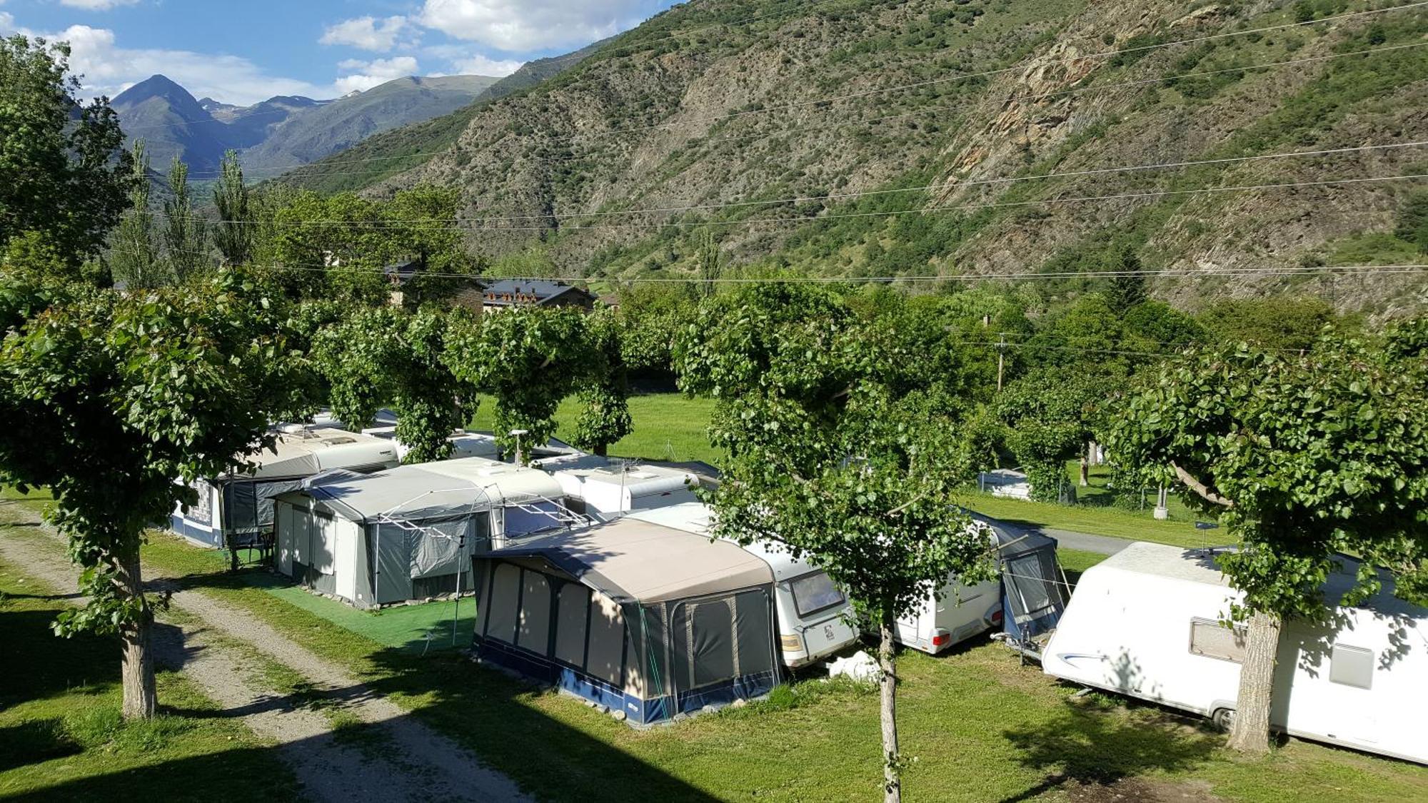 Bungalows Nou Camping La Guingueta D'Aneu Bagian luar foto