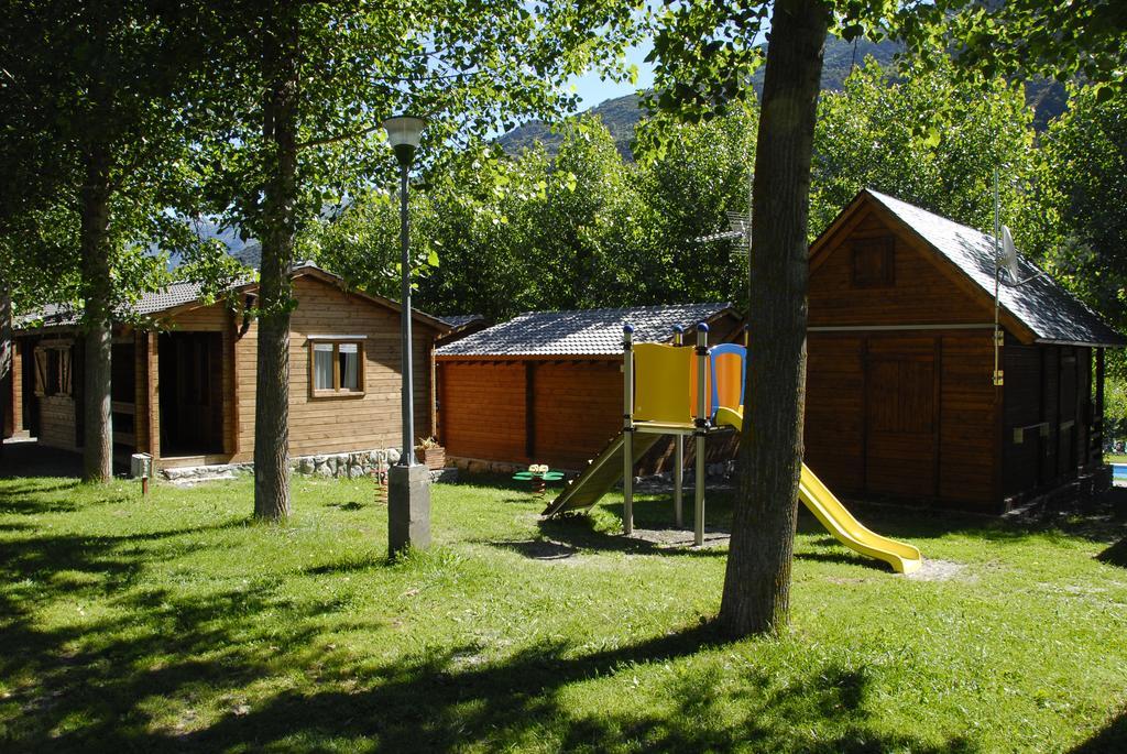 Bungalows Nou Camping La Guingueta D'Aneu Bagian luar foto